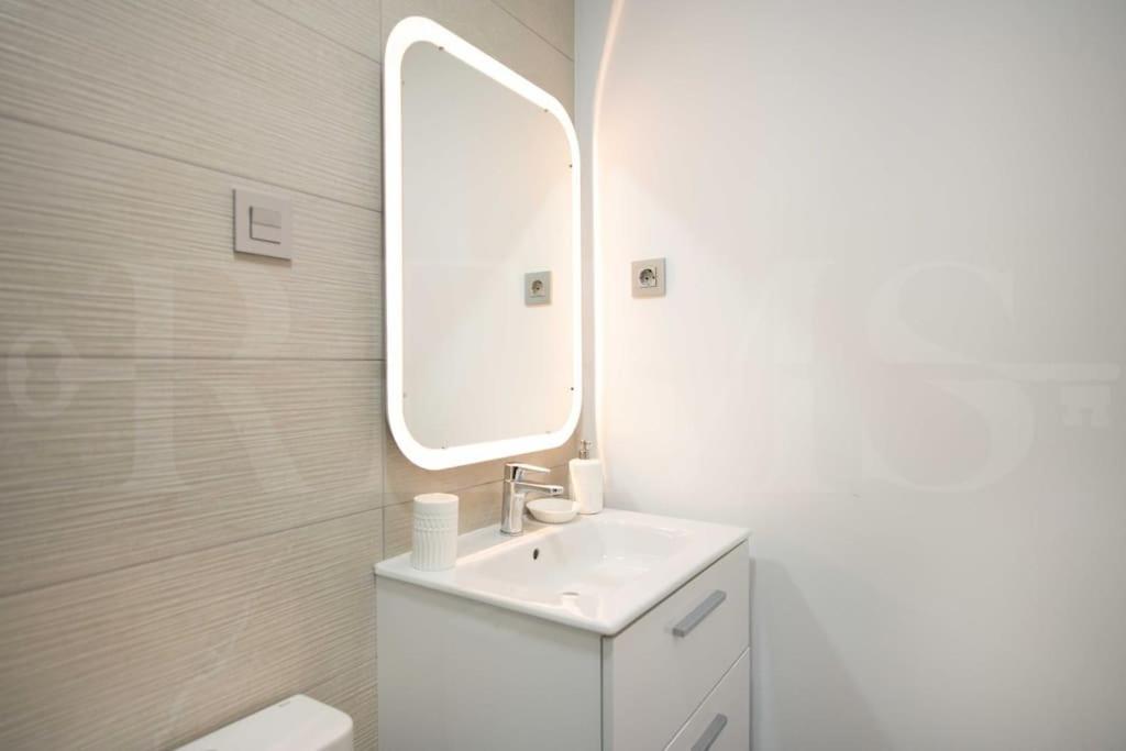 Fresh & Stylish Apartment With Parking By Rems Málaga Extérieur photo