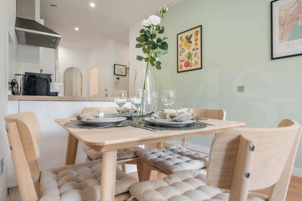Fresh & Stylish Apartment With Parking By Rems Málaga Extérieur photo