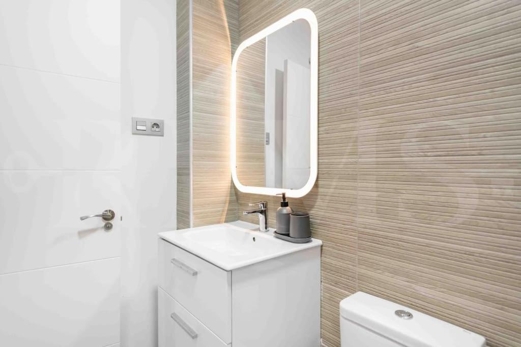 Fresh & Stylish Apartment With Parking By Rems Málaga Extérieur photo