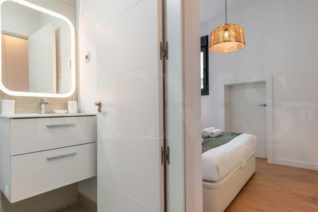 Fresh & Stylish Apartment With Parking By Rems Málaga Extérieur photo